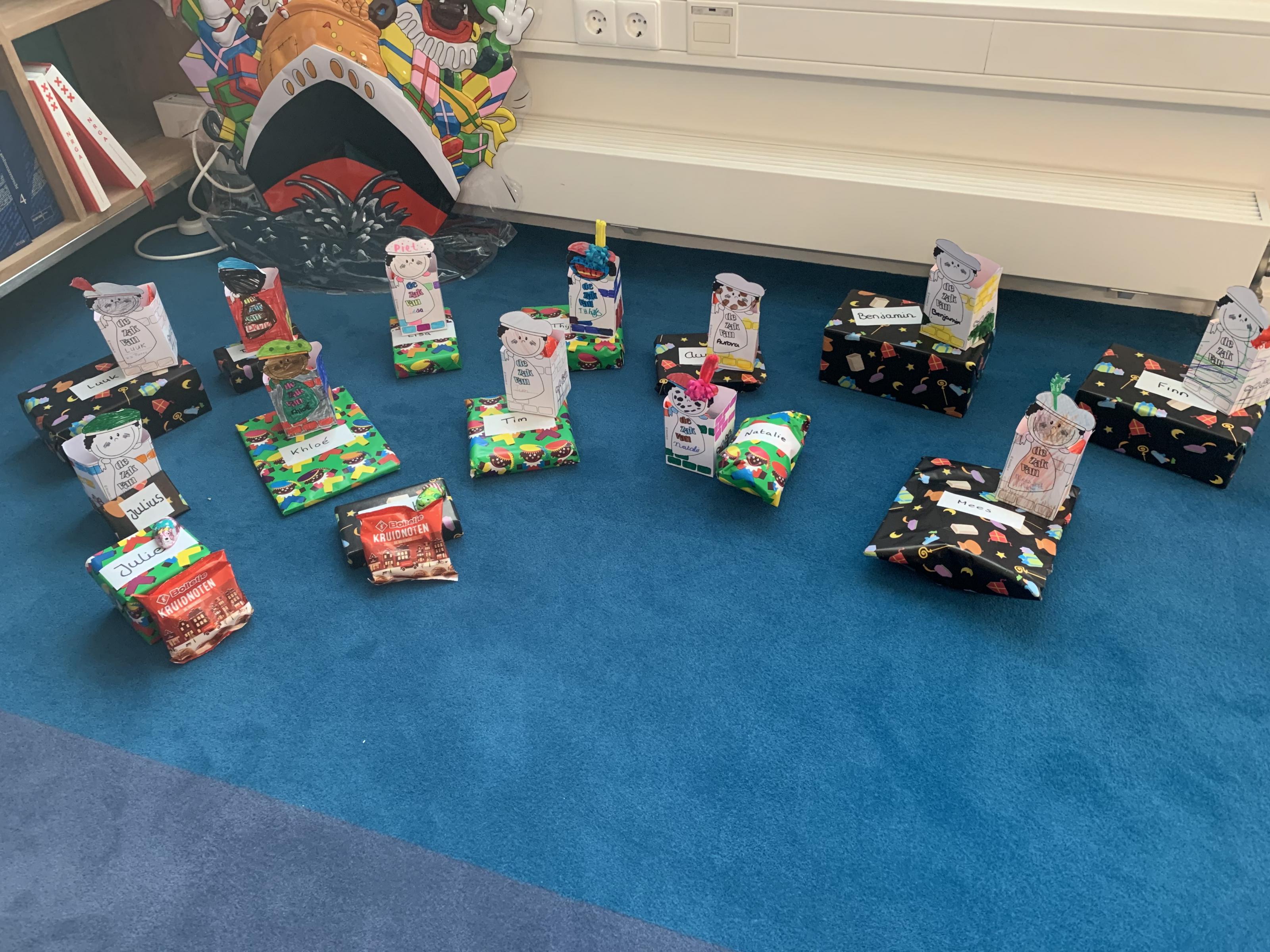 Kinderen zetten hun ''schoorsteen'' met Sinterklaas