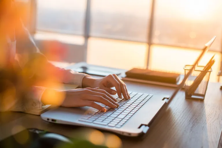 Nieuws | Internetten tijdens het werk geen dringende reden voor ontslag