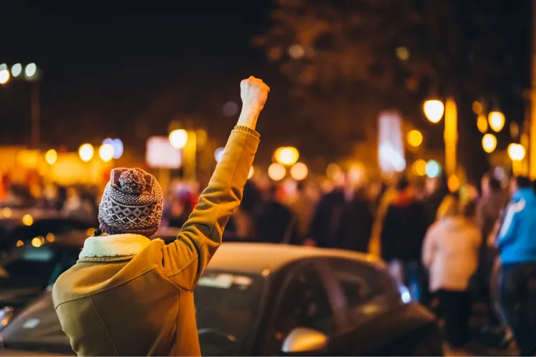 Nieuws | VVD wil burgemeesters bevoegdheid geven om online ordeverstorende berichten te laten verwijderen